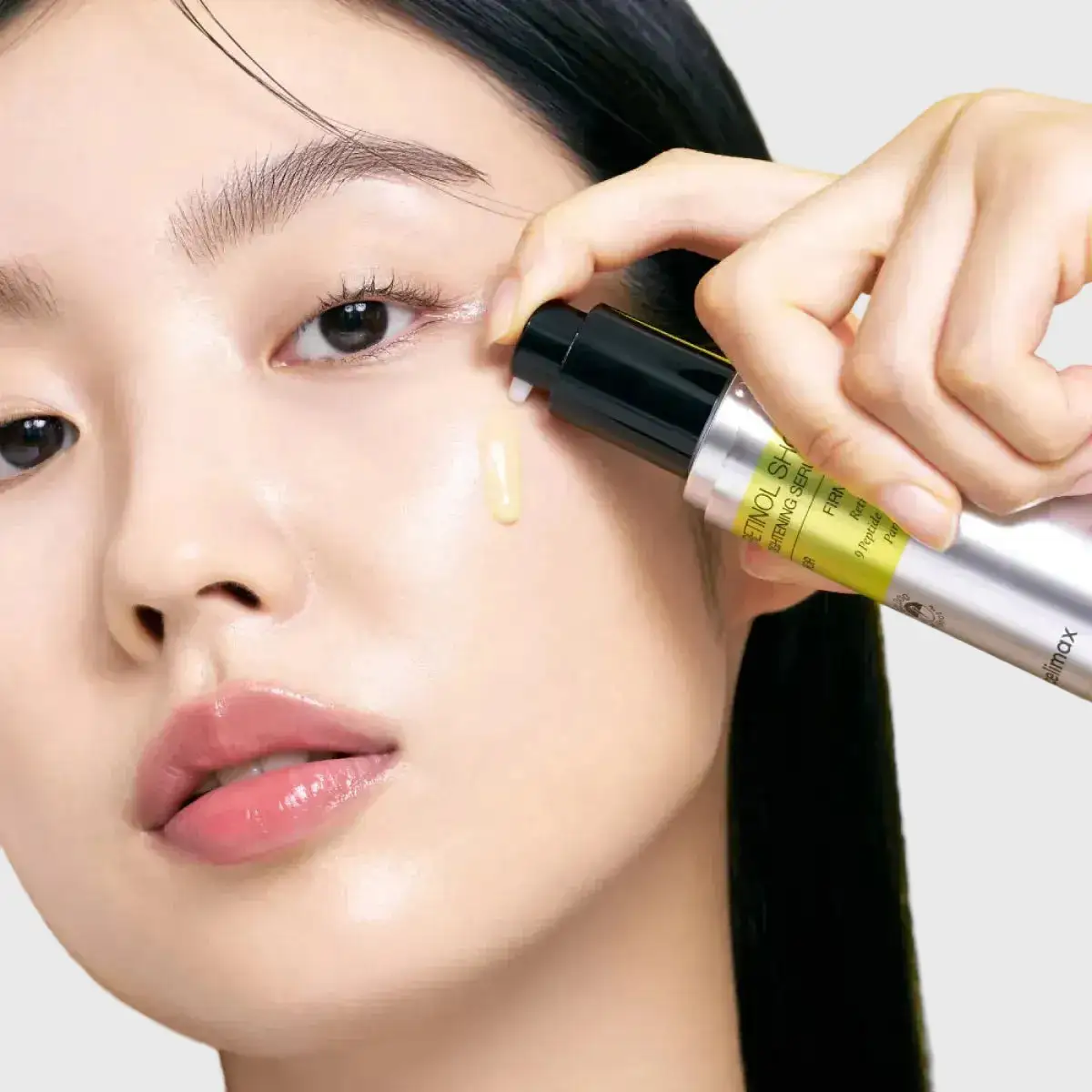Retinol Tightening & Fast-Absorbing Hydration for Radiant Skin - Image 2